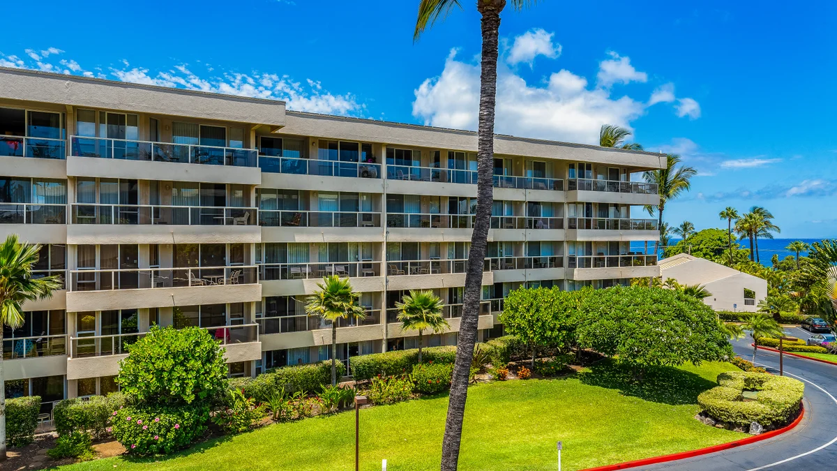 Maui Banyan H207