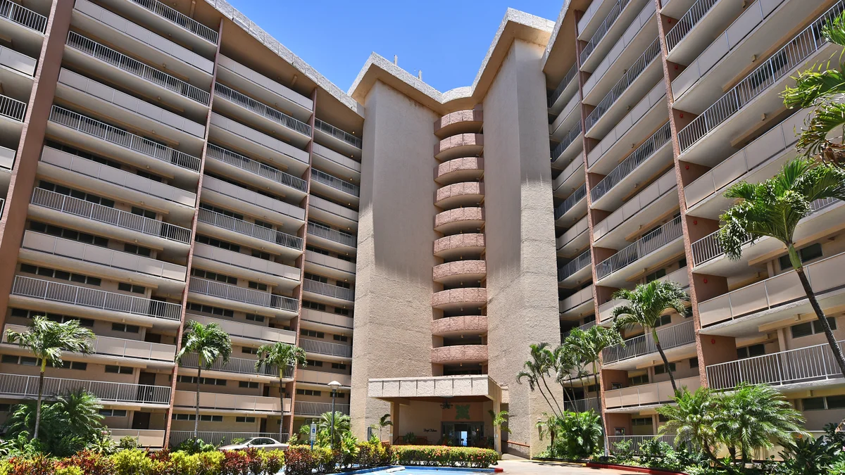 Royal Kahana 104