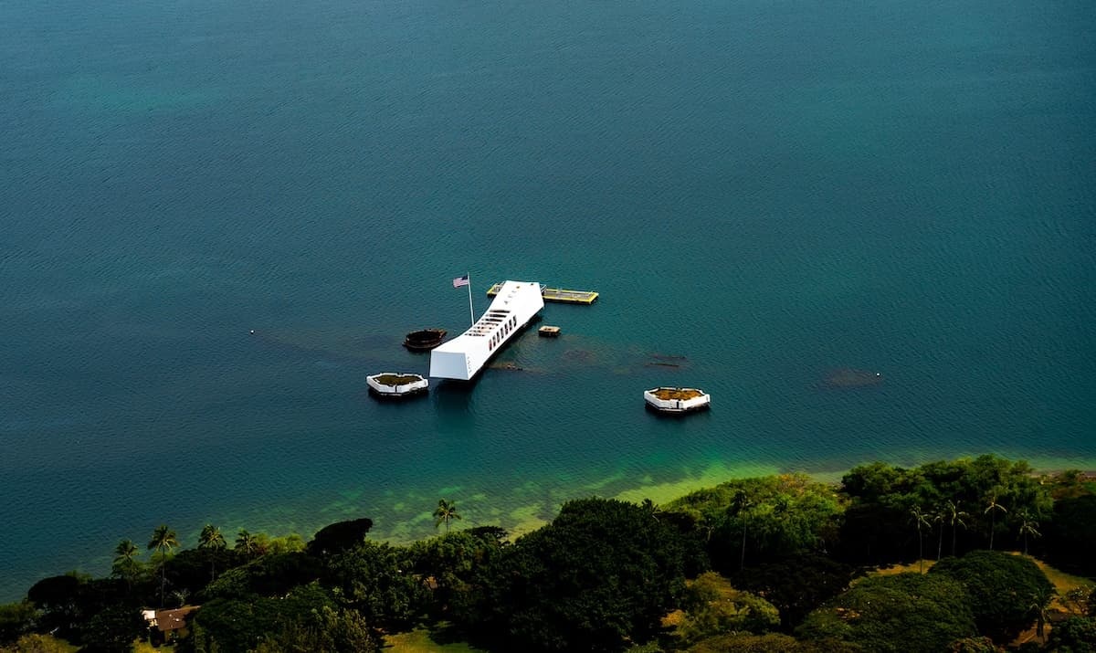 View of the Pearl Harbor monument in the water on Oʻahu